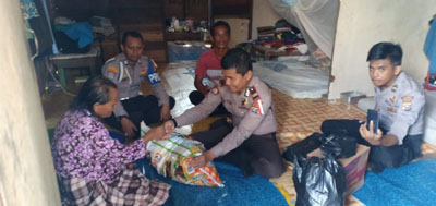 Kapolsek Concong dan Jajaran Beri Bantuan Sembako Bagi Warga Kurang Mampu